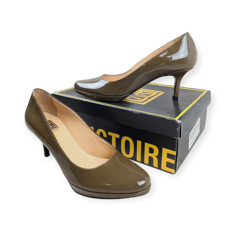 Pour La Victoire Burano Taupe Patent Leather Pumps Size 9.5